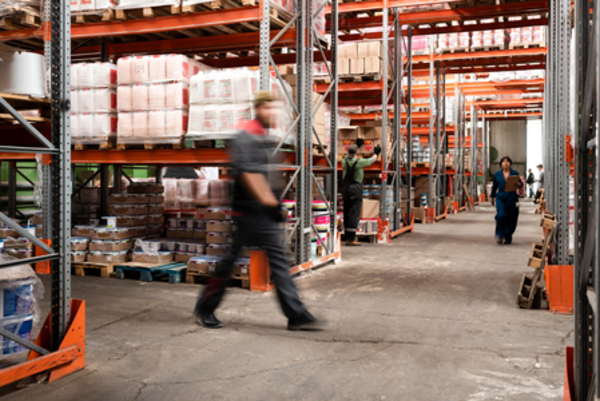 Diferentes personas que se ocupan de la logistica del almacén