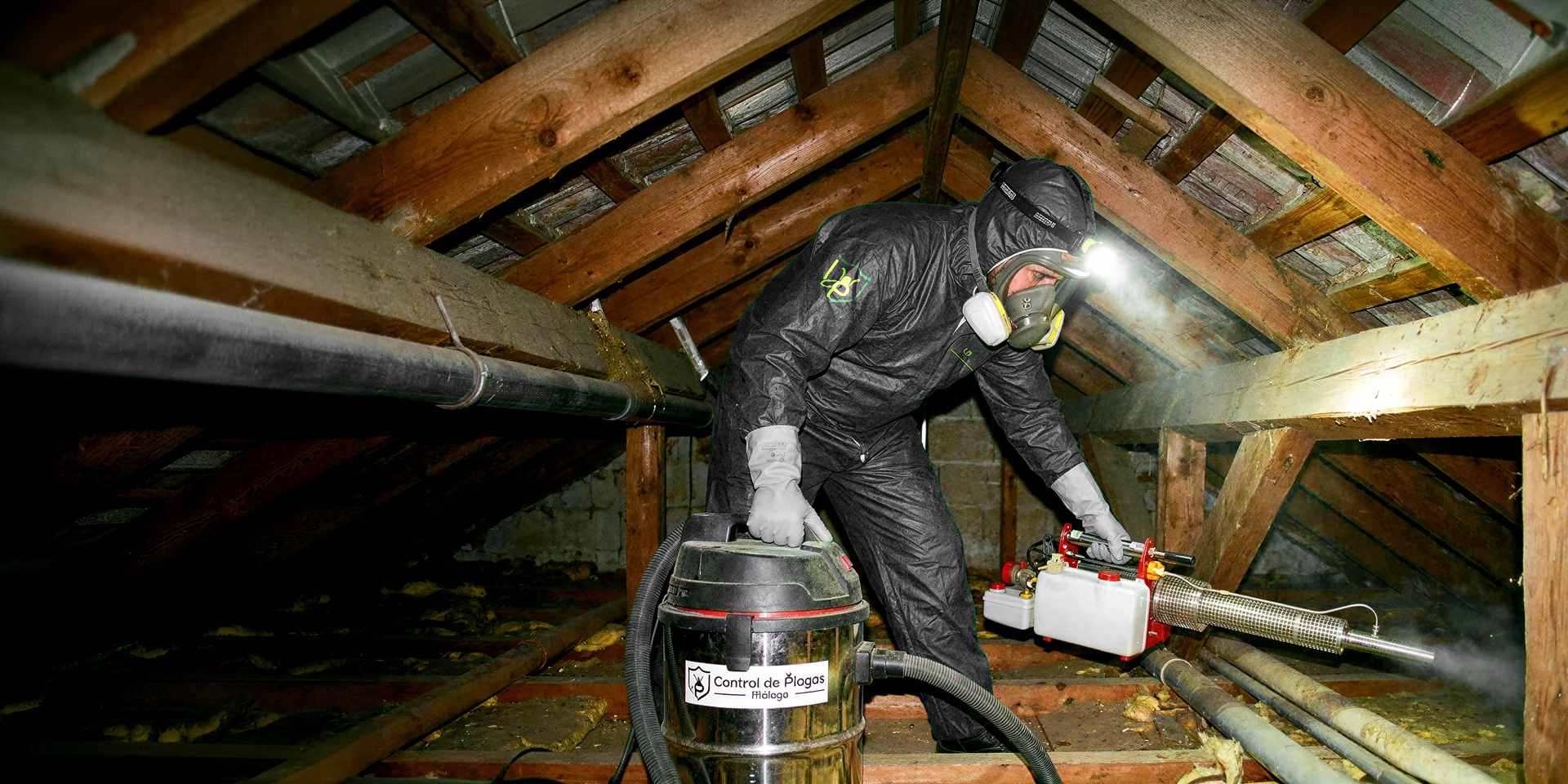 Control de plagas en Málaga - técnico certificado fumigando en desván