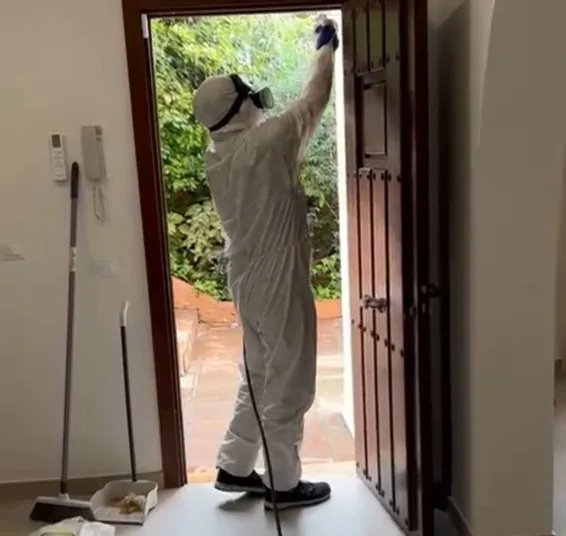 Técnico de Plagas Málaga Bioadal fumigando la entrada de una vivienda